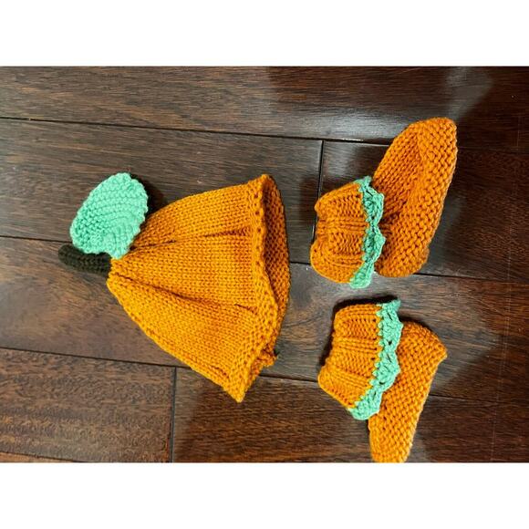 NWOT Baby Halloween pumpkin hat and booties - Picture 2 of 3